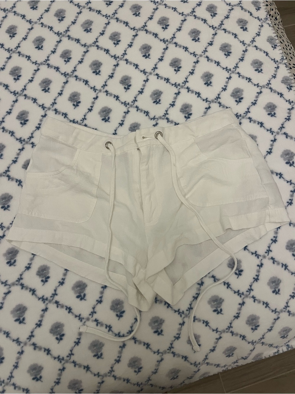 Edikted Women’s White Drawstring Linen-Blend Shorts